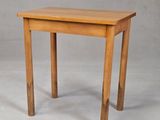 une image d'une petite table en bois sur fond blanc
