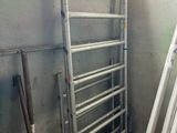 une échelle adossée au mur d'une pièce