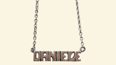 une photo d'un collier sur lequel est inscrit le mot « panic »
