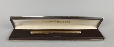 une image représentant un stylo posé dans une boîte sur une table