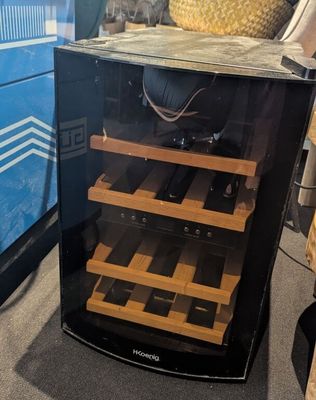 une cave à vin posée dans un coin de la pièce