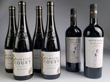 six bouteilles de vin sont alignées sur une table