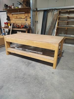 une photo d'un établi dans un garage