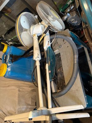 un ventilateur posé sur une table