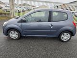 une photo d'une petite voiture bleue garée sur un parking