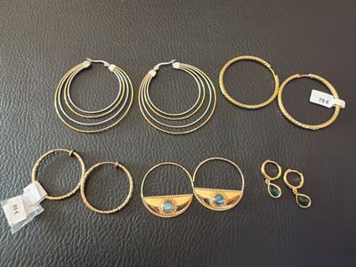 six paires de boucles d'oreilles créoles en or et une paire de boucles d'oreilles créoles en or