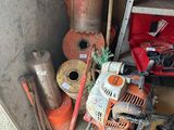 de nombreux outils qui traînent à l'arrière d'un camion