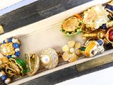 une boîte remplie de bijoux posée sur une table