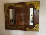 un miroir accroché au mur au-dessus d'un lavabo