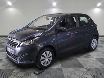 la petite voiture bleue est garée dans une pièce au sol à carreaux