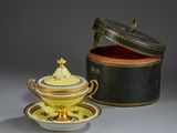 un bol et une soucoupe jaunes et noirs posés sur une table