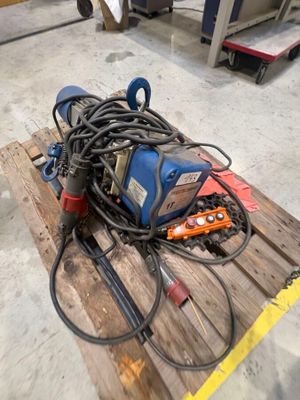 un tas de câbles et d'outils posés sur une palette dans un entrepôt