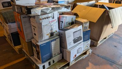 de nombreuses caisses contenant du matériel électronique empilées sur une palette