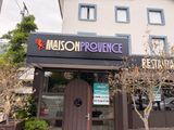 une photo d'un bâtiment avec une enseigne sur la façade
