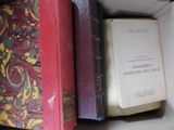 deux livres posés dans une boîte sur une table