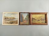 trois tableaux encadrés représentant des montagnes et une rivière, dans un cadre en bois