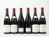 six bouteilles de vin sont alignées dans une rangée
