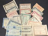 Plusieurs certificats, anciens et récents, sont disposés sur un fond noir