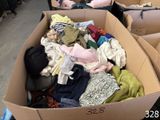 une boîte en carton remplie de vêtements dans une pièce
