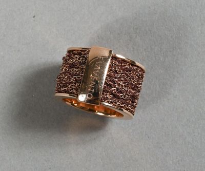 un gros plan d'une bague sur laquelle est posée une pièce de monnaie