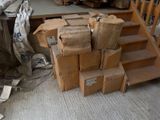 une pile de cartons posée par terre près de l'escalier