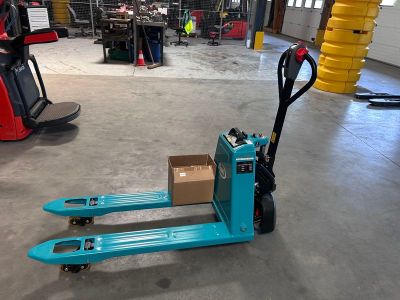 un chariot élévateur bleu transportant une caisse dans un entrepôt