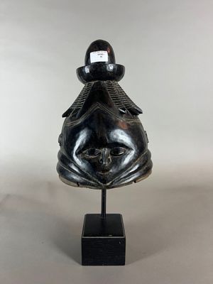 un gros plan d'une sculpture représentant un poisson posée sur un socle