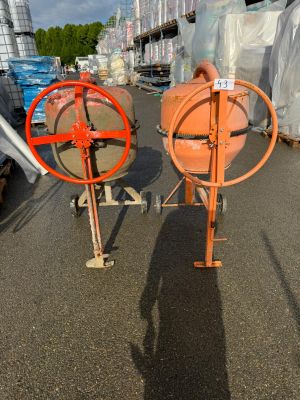 Lot comprenant 2 bétonnières électriques de chantier sur châ…