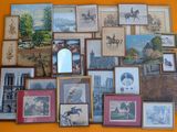 de nombreux tableaux représentant des chevaux et des personnes accrochés au mur