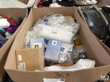 une boîte en carton remplie de bagages et d'autres objets