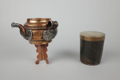 une petite tasse à côté d'une autre petite tasse sur une table