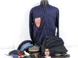 une veste, un bonnet, un sac à dos et d'autres objets posés sur une table