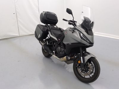 une moto garée dans une pièce aux murs blancs