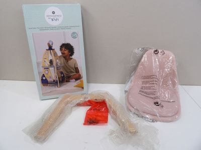 un biberon et d'autres objets posés sur une table