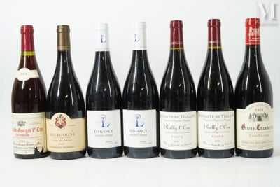 six bouteilles de vin sont alignées sur une table