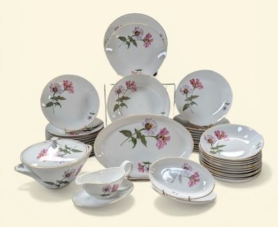 un grand nombre d'assiettes et de tasses posées sur une table