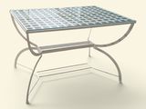 une table en verre avec une base en métal et un plateau en verre