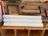trois rouleaux de papier posés sur une table en bois