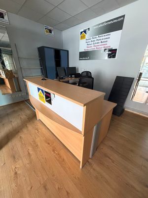 une photo d'un comptoir d'accueil dans un grand bureau