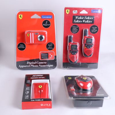 trois articles, dont un talkie-walkie et un chargeur
