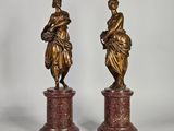 paire de figurines anciennes en bronze représentant une femme et un enfant
