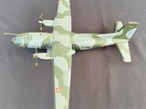 une maquette d'avion militaire posée sur une table