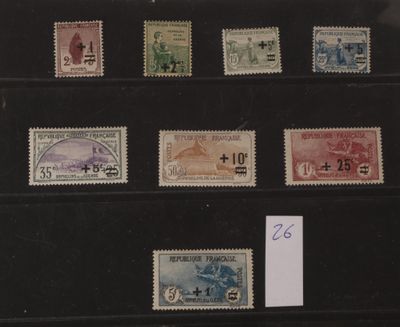 beaucoup de timbres posés sur une étagère