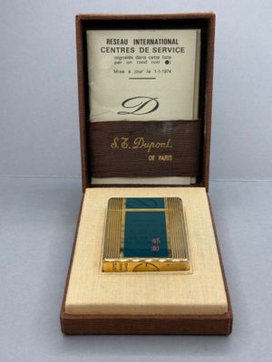 une petite boîte contenant un briquet, posée sur une table