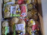 une boîte en carton remplie de pommes de terre et d'autres produits alimentaires