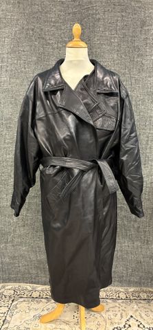 Important manteau homme en cuir noir et doublure matelas, avec ce...