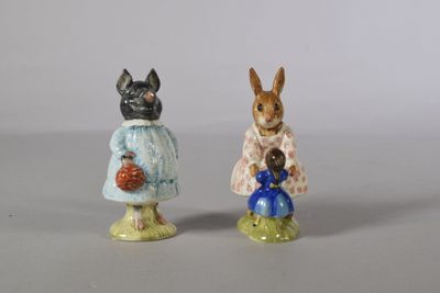 deux petites figurines d'animaux placées l'une à côté de l'autre