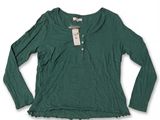 une chemise verte pour femme, à manches à volants et boutons