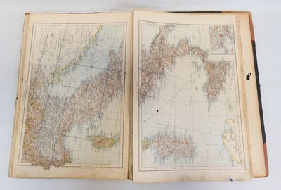 un livre ouvert sur lequel figure une carte de l'Europe