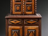 une armoire ancienne en bois avec des portes et des tiroirs sculptés